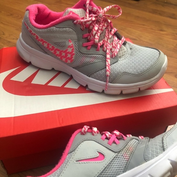 Girls Nike sneakers​ - Picture 2 of 10